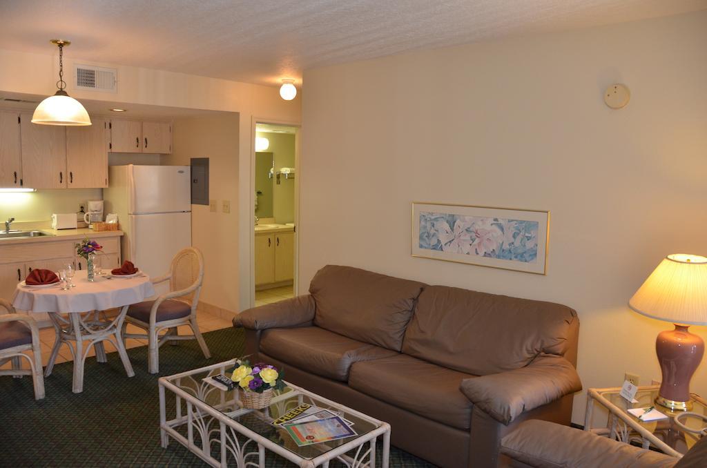 Cypress Cove Nudist Resort Poinciana Bilik gambar