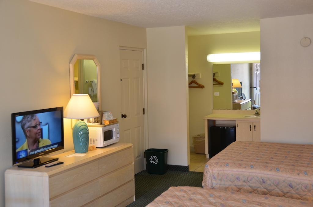 Cypress Cove Nudist Resort Poinciana Bilik gambar